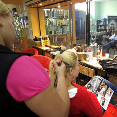 Empleo no hay. No como hace tres años, cuando la economía española bullía como una caldera alimentada. Muchos extranjeros montaron entonces sus propios negocios, como la peluquería de la imagen, regentada por inmigrantes. rnFoto: Álvaro García