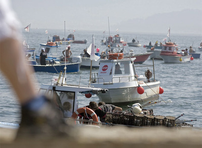 Los pescadores de Cangas se echan al mar contra el puerto deportivo