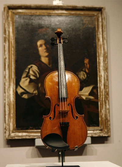 Violín fabricado hace 300 años por Antonio Stradivari, subastado por Christie's en Nueva York.