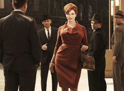 Una imagen de los nuevos episodios, con Christina Hendricks en el centro, de la serie  Mad men. 