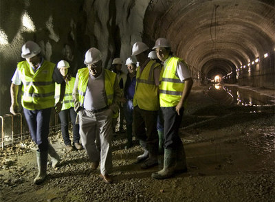 El consejero Nadal recorre con la comitiva el túnel que transcurre por el subsuelo del Carmel.