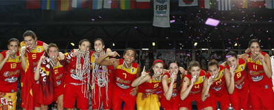 La selección española sub 16 celebra su triunfo en el Europeo de Nápoles el pasado domingo.