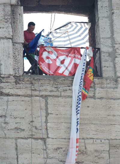 Un guardia subido al Coliseo de Roma en su tercer día de protesta.