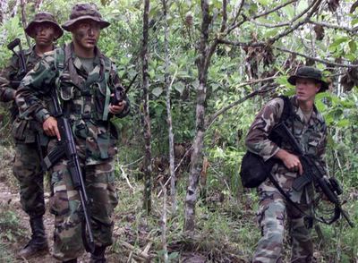 Un soldado estadounidense (derecha) entrena a militares colombianos en la base de Larandia.