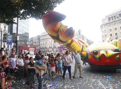 El Txangurro se incorporaba ayer al   Desfile de la Ballena   en la plaza Circular.