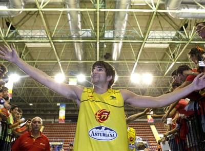 Las estrellas del baloncesto se dejan tocar en Sevilla