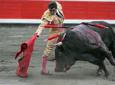 El Fandi, con su segundo toro de la tarde.