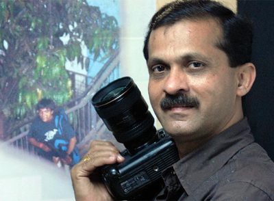 Vernekar posa ante la fotografía que tomó al terrorista mientras se hace este autorretrato: 