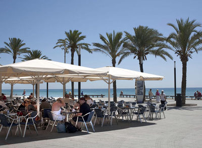 Terrazas en el paseo marítimo de Torrevieja, cuyas obras de reforma invadieron la zona de dominio público marítimo-terrestre.