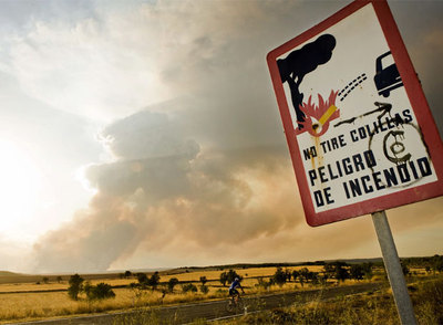 Columna de humo del incendio declarado ayer junto al campo de maniobras de San Gregorio, en Zaragoza.