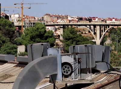 Aspecto de una de las cientos de torres de refrigeración que sobresalen de los tejados en Alcoi.
