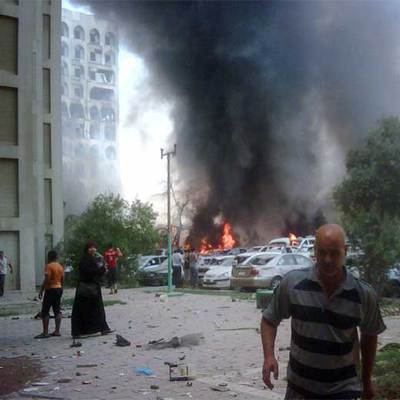 Incendio en el aparcamiento del Ministerio de Exteriores provocado por la explosión de un camión bomba.