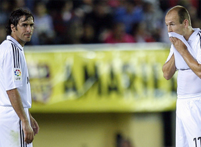 Raúl y Robben, durante un partido del Real Madrid.