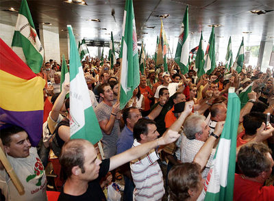 OCUPACIÓN DE UNA OFICINA BANCARIA POR LA NUEVA AYUDA A PARADOS