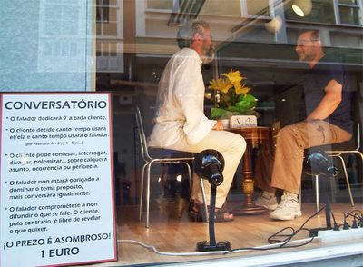 El actor Quico Cadaval, durante su espectáculo  Conversatorio  en un escaparate de Ferrol.