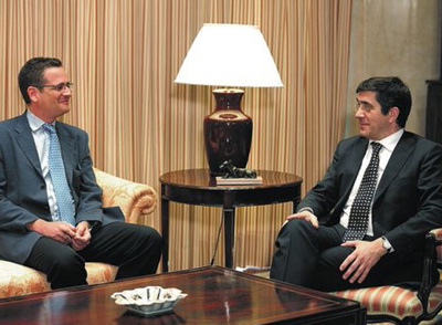 El   lehendakari,   Patxi López (derecha), y Antonio Basagoiti, durante su última reunión pública, el pasado 30 de junio en Vitoria.