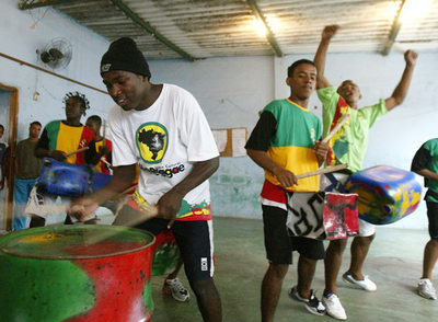 La poesía busca renovarse también explorando ritmos musicales como el  reggae. 