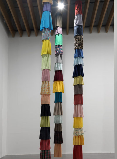  Columna de faldas  (2003), de Ulrike Kessl.