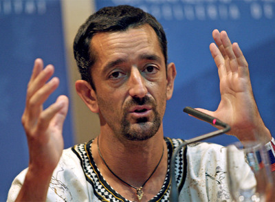 El médico Pedro Cavadas explica la operación de trasplante de cara.