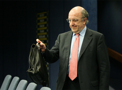 Almunia desea para Europa la capacidad de liderazgo de Obama. El cambio en Washington, dice, nos exige más integración. 