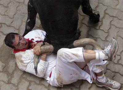 P. T. L., de 44 años, corneado en el tramo final del encierro de Pamplona por el toro  Ermitaño,  en la Feria de San Fermín.