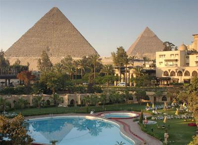 Las pirámides de Gizeh forman parte del decorado que puede verse desde la piscina del Hotel Mena House.