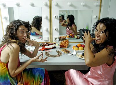 Carmen París (izquierda) y Cristina del Valle comen chocolate en el camerino antes de actuar.