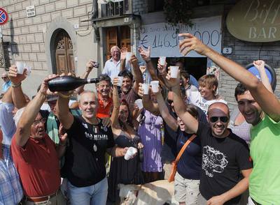 Los habitantes de Bagnone celebraban ayer que uno de sus vecinos había ganado 147,8 millones de euros en la loto.