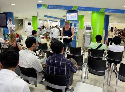 Un grupo de parados espera turno en una oficina del Servicio Público de Empleo en Barcelona.