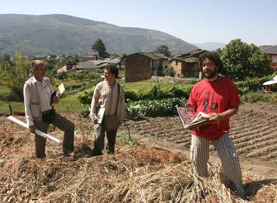 Amancio Delgado y Antonio y Pablo Rodríguez, miembros de la asociación cultural de A Portela, en San Martín de Valdeorras.