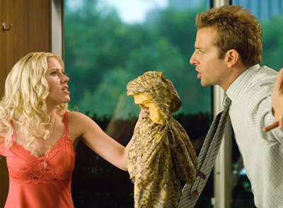 Fotograma de  Qué les pasa a los hombres,  con Scarlett Johansson y Bradley Cooper.