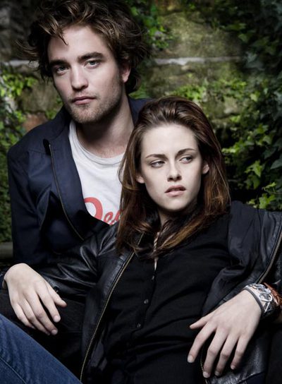 Y abajo, Robert Pattinson con Kristen Stewart  en  Crepúsculo. 