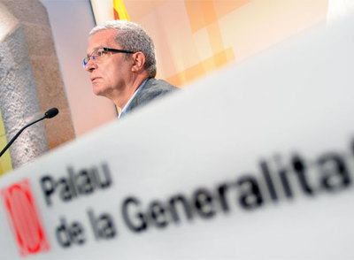 Joan Saura, durante la rueda de prensa que ofreció ayer tras la reunión del Gobierno de Cataluña.