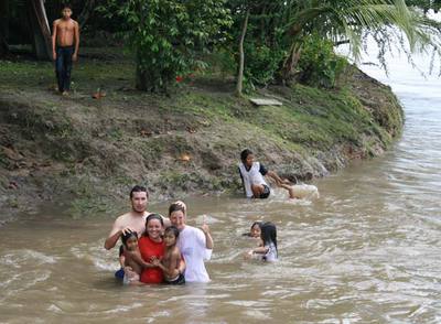Ángela Granero (con camiseta naranja), en un río de la selva ecuatoriana con miembros de la etnia  kichwa  y otros voluntarios.