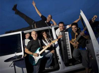 Los seis integrantes de Cover Band, en la furgoneta del grupo.