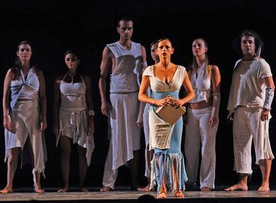 Un momento de  Bodas de sangre , que puede verse en el Corral del Carbón, en Granada.