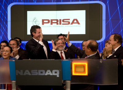 Juan Luis Cebrián (centro) y Robert Brazell (a su derecha) celebran el acuerdo. A la derecha de Brazell, Manuel Polanco, director general de PRISA.