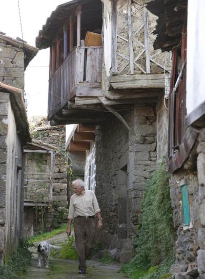 Vecino en una calle de A Teixeira, un municipio de poco más de 500 habitantes.