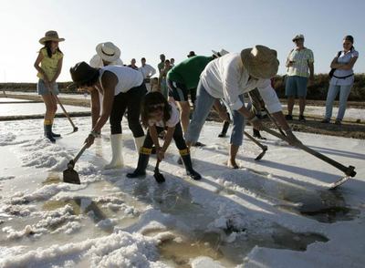 Visitantes y salineros en el Centro de Recursos de Chiclana (Cádiz), el pasado miércoles.
