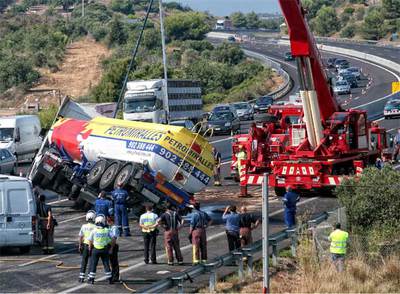 Un camión cisterna vierte 1.000 litros de gasóleo y obliga a cortar cuatro horas la AP-7