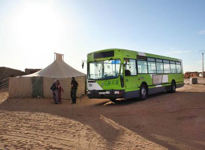 Uno de los autobuses urbanos vigueses donados por la empresa Vitrasa, en el Sáhara.
