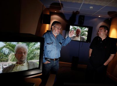 El director José Luis García Sánchez (izquierda) y el productor Roberto J. Oltra, en la sala de montaje de su película  Por la gracia de Luis. 