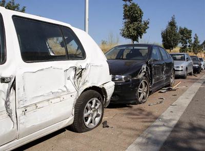 Un autobús embiste a 14 coches en Sant Boi