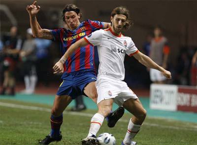 Ibrahimovich y Chigrinski pelean por el balón.