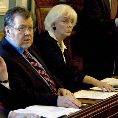Jóhanna Sigurdardóttir vota la  ley Icesave,  ayer en el Parlamento islandés junto al ministro de Exteriores, Ossur Skarphedinsson.