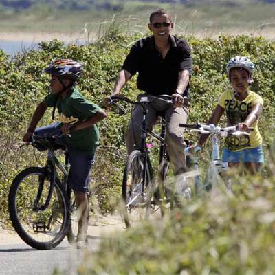 Obama, de paseo en 'bici' junto a la familia