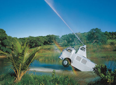 La escultura  Fuente,  del artista español Fernando Sánchez Castillo, se integra en el paisaje de dehesa de la Fundación NMAC, cerca de Vejer de la Frontera (Cádiz).