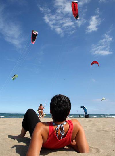 Sant Pere Pescador quiere frenar el kitesurf