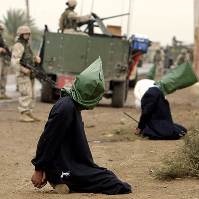 Los marines de Estados Unidos custodian a dos detenidos durante una intervención en el distrito iraquí de Abu Gharib.