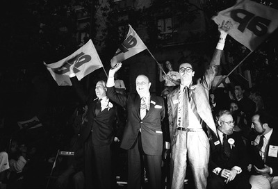 Mitin de cierre de campaña de las elecciones municipales de AP en el parque del Retiro, el 8 de junio de 1987, rnal que acudió Santamaría Garraleta.